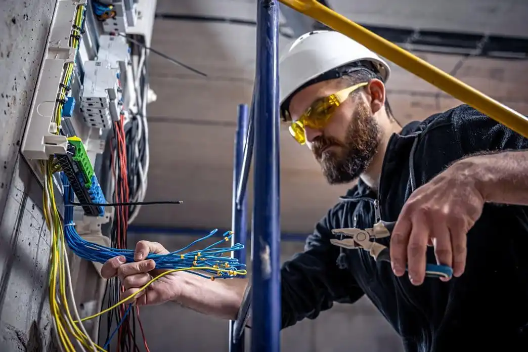 Electricien qui travaille