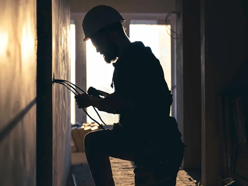 Électricien travaillant sur un tableau électrique